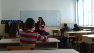 Elevii nu au încă toate manualele pentru şcoală. Părinţii sunt revoltaţi şi dau vina pe Ministerul Educaţiei