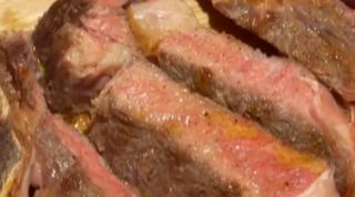 Friptura gătită timp de 20 de zile, reţeta bucătarilor care dă un gust unic cărnii de vită