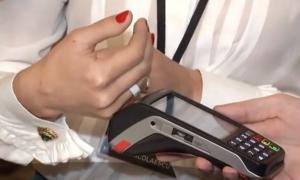 Plăţi cu inelul, noua modă de la cumpărături. Românii scapă de grija cardului bancar