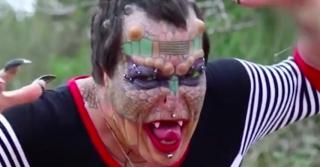 O femeie din Texas a cheltuit 60 de mii de dolari ca să se transforme în dragon