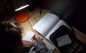 Elevii români, la psihiatru din cauza stresului de la şcoală. Sunt trişti, adorm plângând din cauza programului încărcat