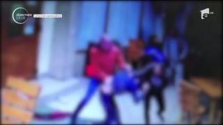 Momente tensionate într-un bar dintr-o comună gorjeană. Doi bărbaţi au ajuns la spital, după ce au fost atacaţi de nouă indivizi