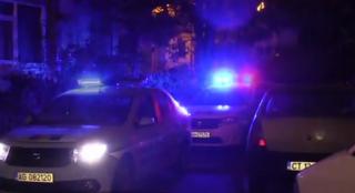 Tentativă de sinucidere într-un cartier din Constanţa. Un bătrân şi-a inundat vecinii şi a ameninţat că se aruncă în gol