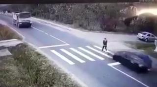 Video cu momentul şocant în care o mămică este spulberată pe o trecere de pietoni din Dumbrăveşti