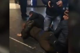 Trei români curajoşi au oprit un bărbat care atacase mulţimea cu un ciocan, la metroul din Londra