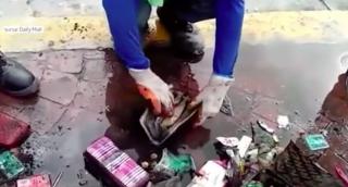 Surpriză pentru trei muncitori din Filipine, chemaţi să cureţe un canal de evacuare a apelor