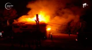Incendiu violent la o pensiune din Buzău. Pompierii cu patru autospeciale au încercat să stingă flăcările