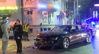 Accident spectaculos în centrul Capitalei. Un tânăr şi-a distrus bolidul de lux într-o secundă, după ce s-a ciocnit cu o maşină a Poliţiei