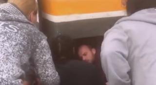 Intervenție haotică a oamenilor, după ce o tânără a fost prinsă sub un tramvai, în București