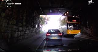 Un autobuz cu etaj a rămas fără acoperiş, după ce a lovit un pod de cale ferată din Marea Britanie