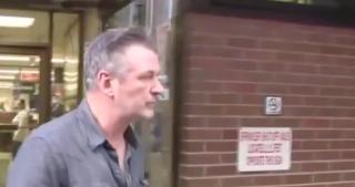 Actorul Alec Baldwin a fost arestat şi pus sub acuzare pentru hărţuire şi agresiune
