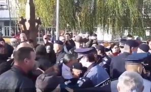 Revoltă la slujba de duminică de la o biserică din Sighetu Marmaţiei. Jandarmii, chemaţi de urgenţă