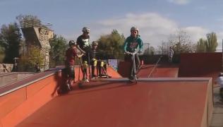 Salturile cu trotineta, tot mai populare printre tinerii români