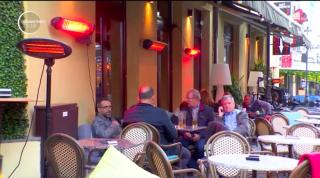 Patronii de restaurante au găsit modalitatea de a-şi păstra clienţii fumători în sezonul rece