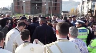 Scandal la o biserică din Sighetu Marmaţiei! Sute de enoriași l-au blocat pe noul paroh să țină slujba