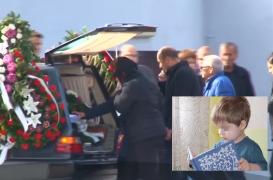 Luca, băieţelul de 3 ani ucis la Pitești, înmormântat la 100 km depărtare de tatăl lui. Mama le-a interzis rudelor bărbatului să vină