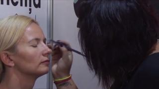 Tendințele toamnei în machiaj. Străluciri metalice pe pleoape, gene bine definite şi ruj roșu