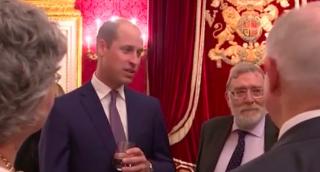 Nici măcar capetele încoronate nu scapă de activităţile casnice. Prinţii William şi Harry îşi duc singuri gunoiul