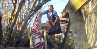 Vâltoarea, mașina de spălat a naturii. Localnicii de pe Valea Pietrişului spală așa de când se ştiu