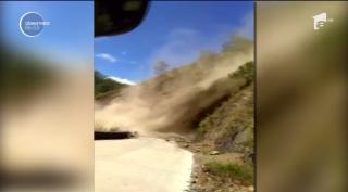 Pasagerii unui autobuz din Filipine, prinși în mijlocul unei alunecări de teren