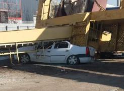 Scene dramatice pe un şantier din Cluj. O macara se prăbușește peste o mașină, sub privirile îngrozite ale oamenilor