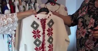 Hainele tradiționale românești, transformate într-o afacere de o croitoreasă din Bihor