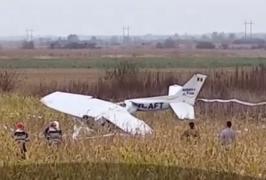 Un tânăr de 23 de ani s-a prăbuşit cu avionul pe un câmp din Argeş. Pilotul a căutat salvarea cu disperare