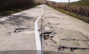 Drum plin de gropi, marcat din greseală cu vopsea, în Bistriţa Năsăud