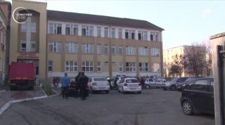 Un depozit de materiale a luat foc într-un liceu din Hunedoara. Peste 800 de elevi şi profesori au fost evacuaţi