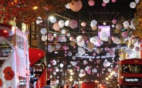 Londra a intrat deja în spiritul Crăciunului. Pe cea mai aglomerată stradă din Londra au fost aprinse luminiţele