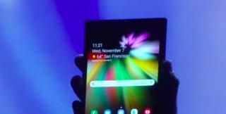 Samsung a prezentat publicului primul telefon cu ecran pliabil