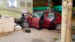 Accident cu două mașini de lux, în Constanța. Una dintre ele a ricoșat pe scările unui teatru
