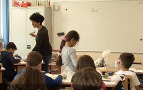 Părinții cheltuiesc 500 de lei pe lună, pentru școala unui copil, deși învățământul e gratuit