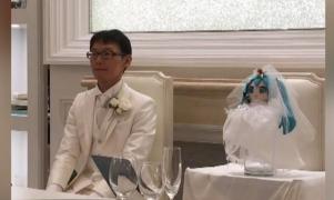 Un japonez s-a căsătorit cu o cântăreață hologramă