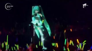 Căsătoria japonezului cu o cântăreață virtuală, oficiată de un parlamentar nipon