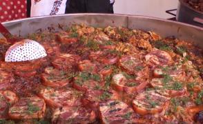 Ospăţ haiducesc în Parcul Naţional din București, cu pastramă în unt, tochitură moldovenească și iahnie de fasole