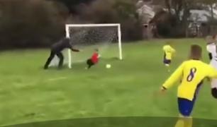 Tăticul anului. Și-a împins copilul înspre minge că să apere un gol