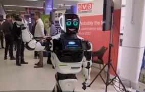 Faceţi cunoştinţă cu Escu, robotul din Rusia care stie să cânte, să danseze şi chiar să recite poezii!