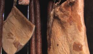 A început sezonul afumaturilor: românii se pregătesc de iarnă cu șuncă și cârnați