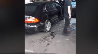 Un indivit a intrat cu mașina într-un mall din Brăila, după ce a înjunghiat o persoană. Sunt mai mulți răniți