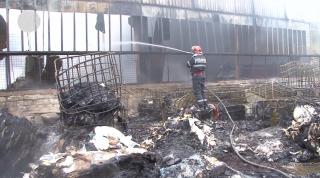 Pericol toxic în creștere la Ploiești, din cauza incendiului la depozitul de mase plastice