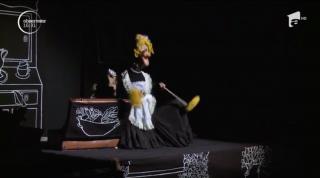 Actorii singurului teatru de păpuşi din lume care îşi folosesc picioarele au făcut show la Sibiu