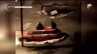 Imagini neobişnuite într-un cartier din Buşteni. Doi urşi au încercat să intre într-o maşină (Video)