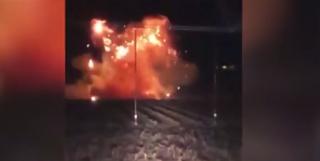 O femeie din Texas şi-a sărbătorit divorţul într-un mod inedit: şi-a aruncat în aer rochia de mireasă