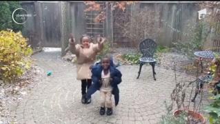 Momente emoţionante în Canada. Doi copii refugiaţi din statul african Eritreea au primit cu bucurie prima ninsoare din viaţa lor