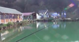 Pentru o captură sigură, tot mai mulţi pescari aleg păstrăvăriile