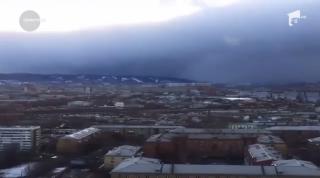 Imagini dramatice surprinse în Siberia. Un tsunami de zăpadă a acoperit un oraş în câteva minute