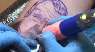 Partidul politicianului extremist rus Vladimir Jirinovski a găsit o formă inedită de propagandă electorală: tatuaje gratuite