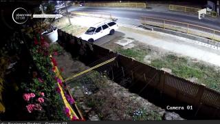 Accident spectaculos pe o şosea din Dolj. Un şofer a pierdut controlul volanului şi a intrat într-un parapet (Video)