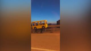 4 ruşi s-au deghizat într-un autobuz, ca să treacă un pod interzis pietonilor. Reacţia poliţiei (Video)